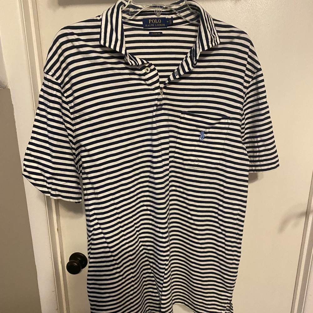 Polo. Medium navy and white strips